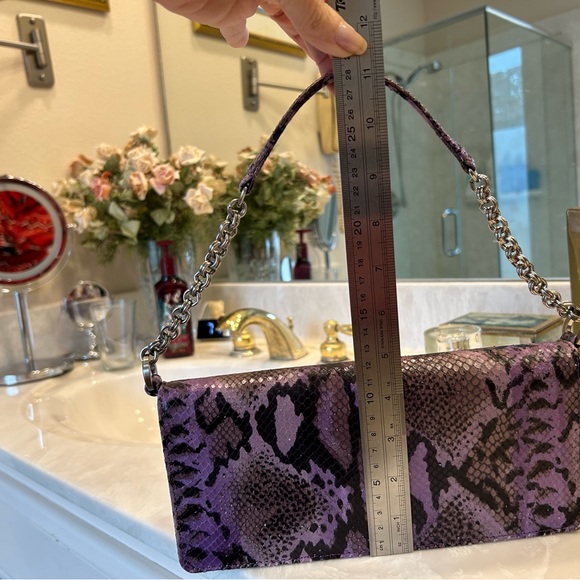 Purple snakeskin purse with short shoulder strap, chain detail. Magnet closure. - Picture 15 of 16